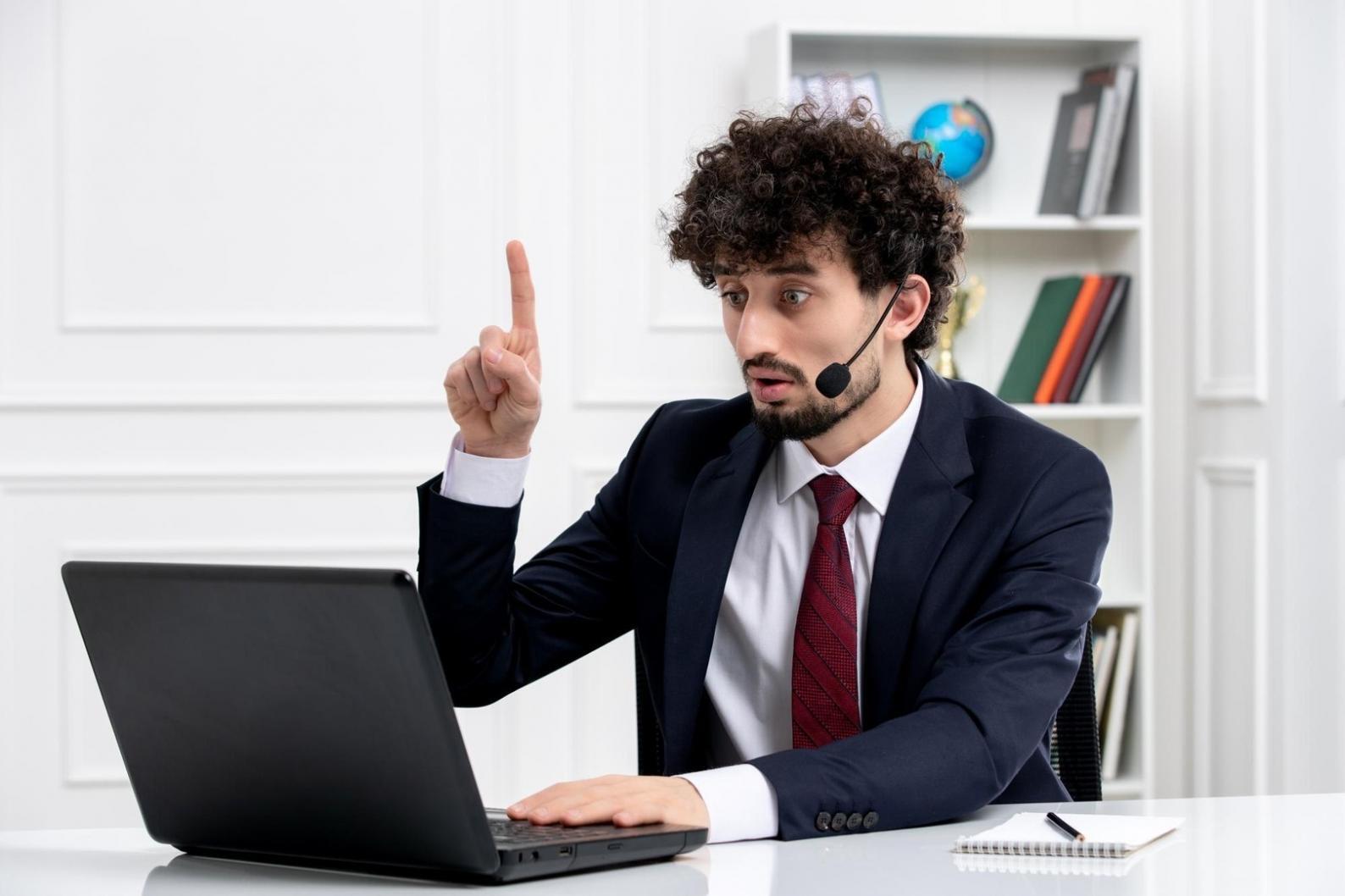 Team di lavoro che collabora su progetti di configurazione sistemi